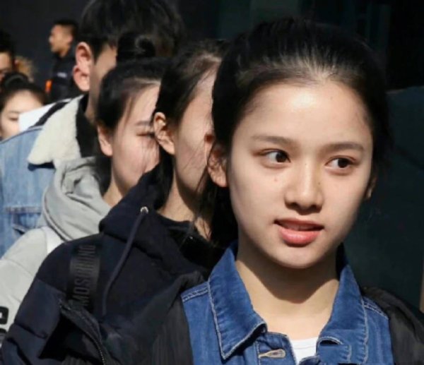 股票股票配资 张婧仪湖南旧照流出！素颜赶考9次逆袭北电，网友：清冷美人没滤镜？